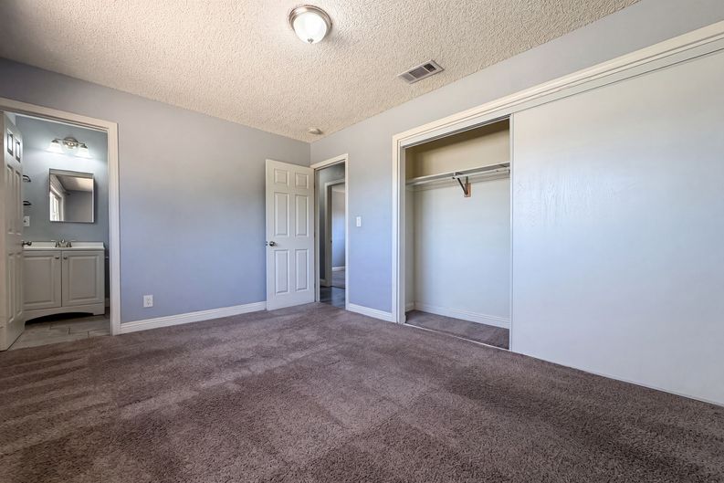 Photo 4 of 24 of 15929 La Verida Dr, Victorville, CA