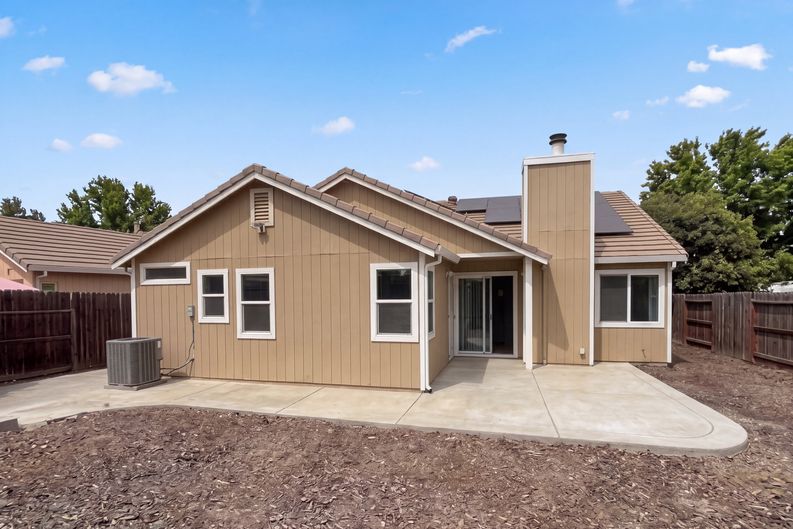 Photo 5 of 17 of 1865 Dorris Ct, Dixon, CA