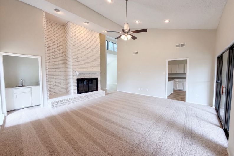 Photo 8 of 32 of 742 Hummingbird Cir, Lewisville, TX