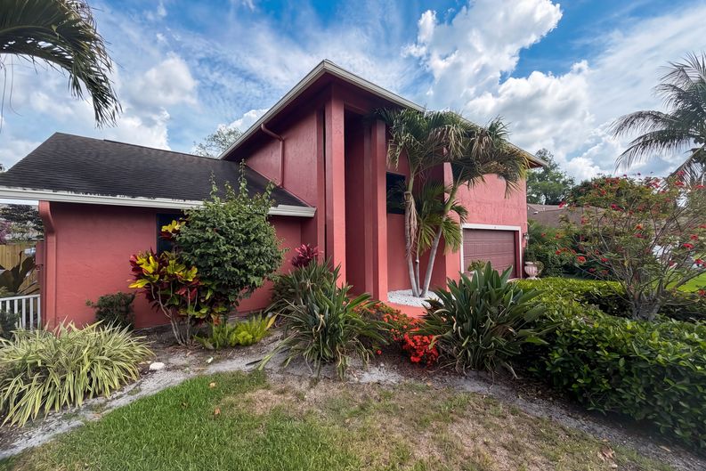 Photo 29 of 47 of 118 Waterway Rd, Royal Palm Beach, FL