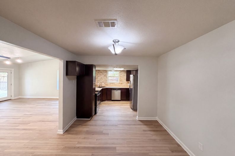 Photo 6 of 21 of 220 Grand Meadow Dr, Fort Worth, TX