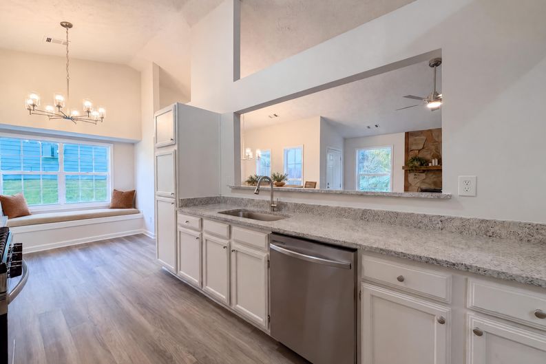 Photo 11 of 22 of 5857 Mistyview Dr, Rex, GA