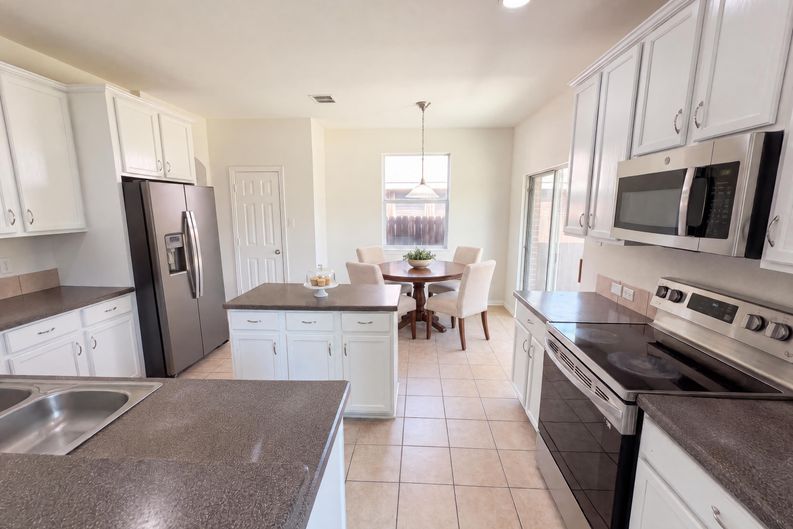 Photo 8 of 25 of 1421 Sparrow Dr, Little Elm, TX