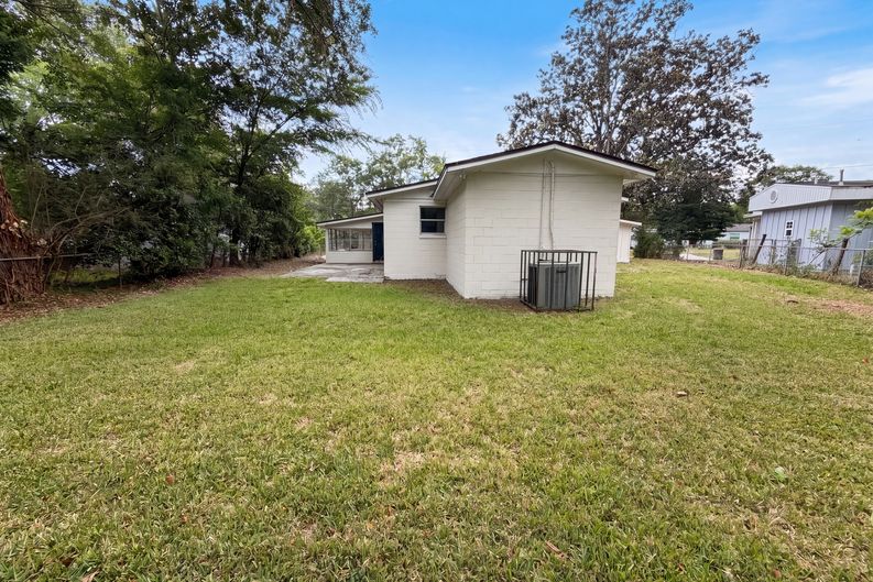 Photo 5 of 19 of 7361 Proxima Rd, Jacksonville, FL