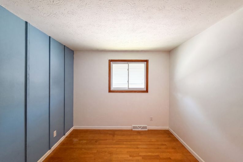 Photo 4 of 22 of 11500 Stormes Dr, Cleveland, OH
