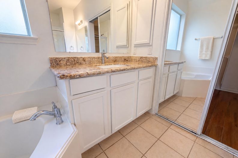 Photo 13 of 43 of 7618 Crescent Lake Ct, Rosenberg, TX