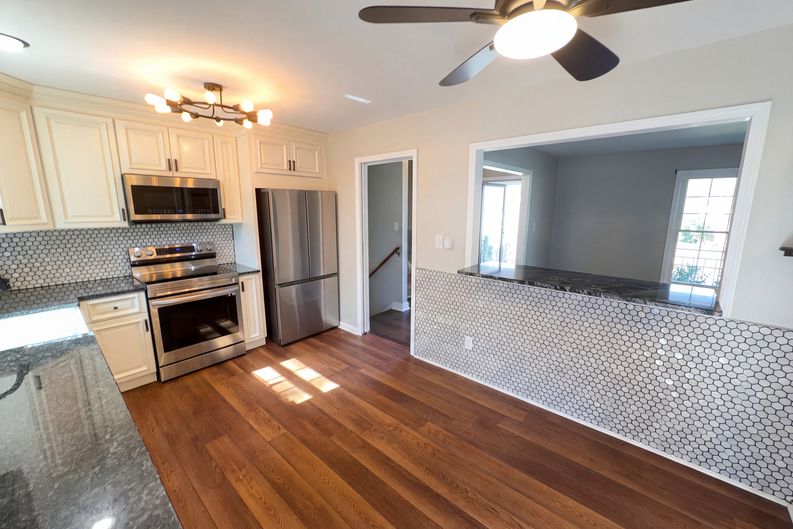 Photo 11 of 31 of 7700 Meadowdale Ln, Charlotte, NC