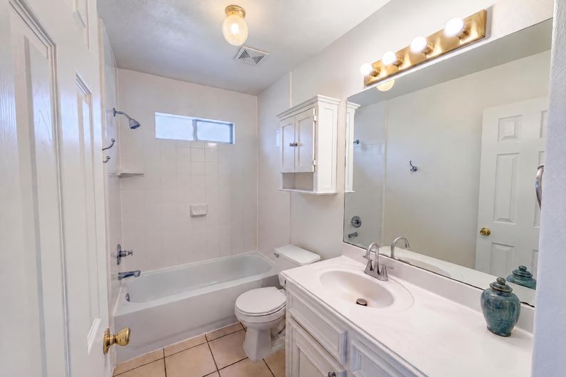 Photo 14 of 17 of 5002 Misty Ln, Pasadena, TX