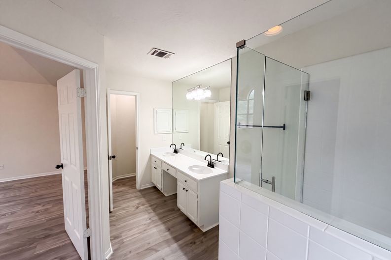 Photo 9 of 24 of 1517 River Oak Dr, Leander, TX
