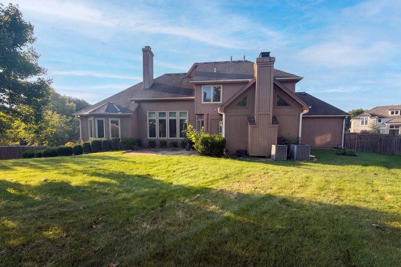Photo 5 of 34 of 6003 N Cosby Ct, Kansas City, MO