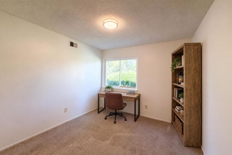 Photo 19 of 36 of 6800 Havenhurst Dr, Sacramento, CA