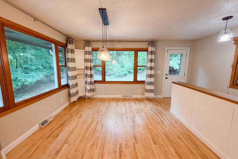 Photo 7 of 16 of 6710 Hopi Rd, Chanhassen, MN