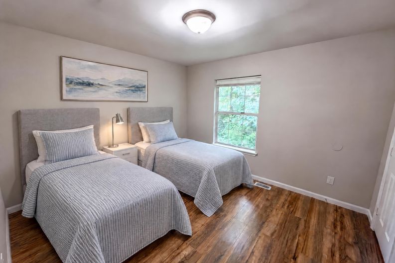 Photo 9 of 19 of 4037 Briarhill Dr, Charlotte, NC