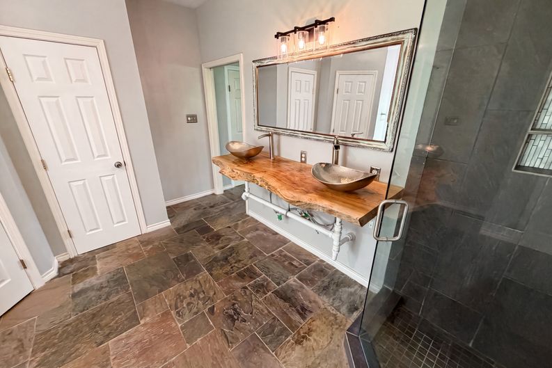 Photo 14 of 19 of 7934 Round Rock Dr, Houston, TX