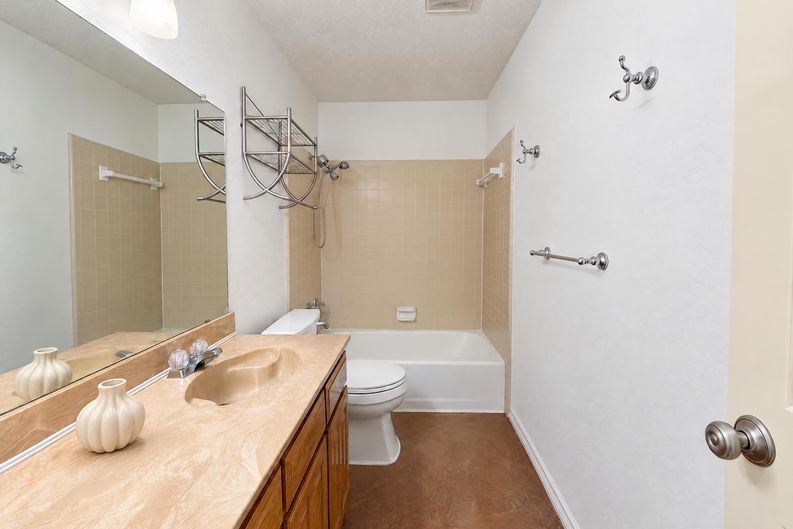 Photo 13 of 17 of 935 Thistle Ridge Ln, Arlington, TX