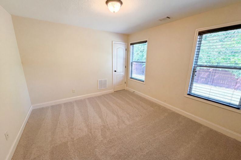 Photo 16 of 28 of 2721 Berkshire Dr, Winder, GA
