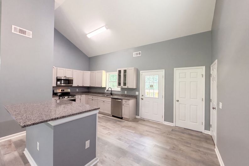 Photo 6 of 21 of 201 Deerfield Ln, Carrollton, GA