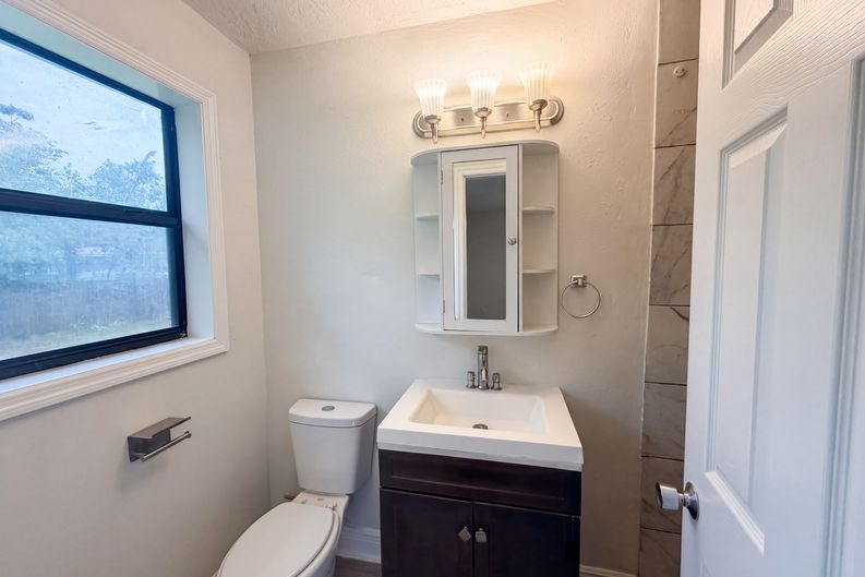 Photo 15 of 18 of 7520 Altus Dr S, Jacksonville, FL