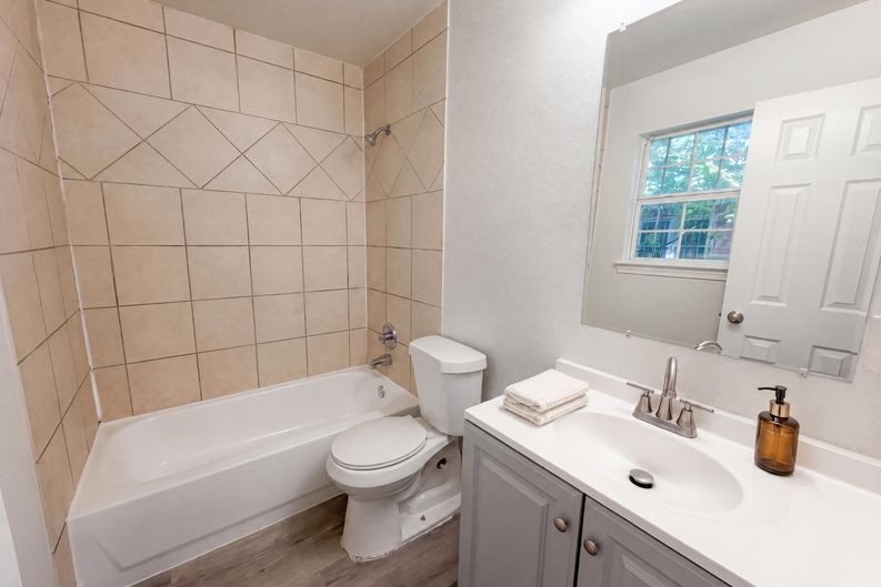 Photo 8 of 17 of 1322 E Waco Ave, Dallas, TX