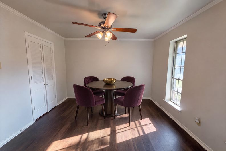 Photo 13 of 24 of 821 Glen Oaks Blvd, Dallas, TX