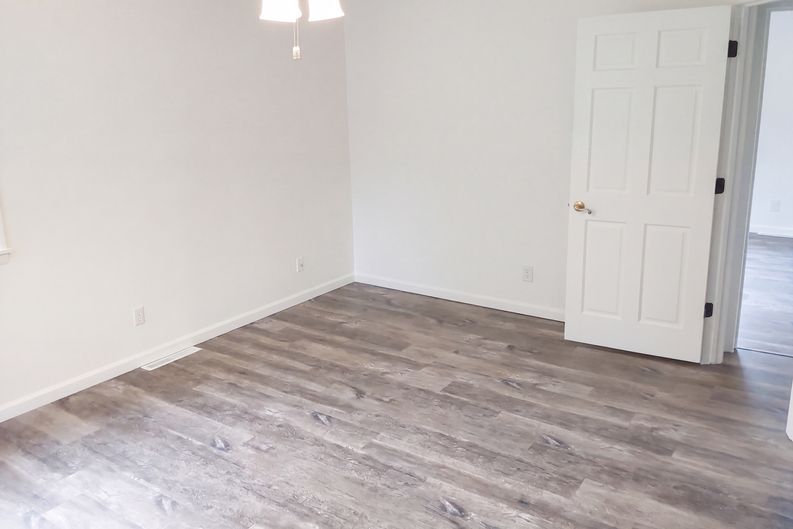 Photo 8 of 20 of 624 Oak Grove Ave, Monett, MO