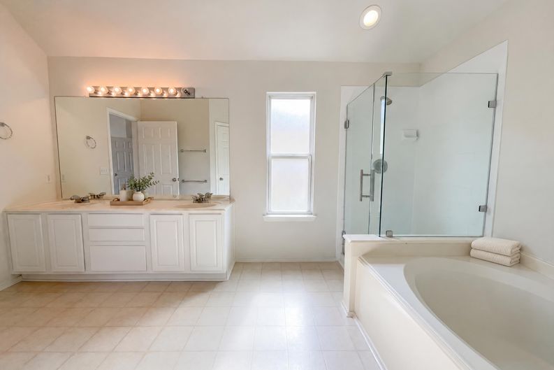 Photo 6 of 22 of 11919 Leaf Oak Dr, Houston, TX