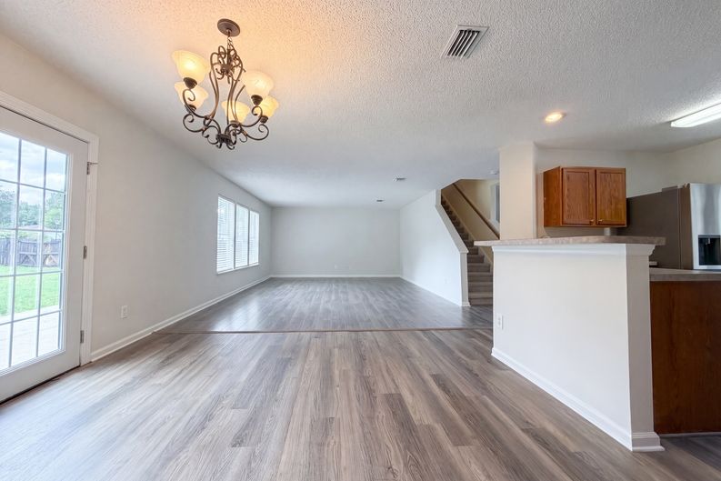 Photo 10 of 27 of 7002 Beekman Lake Dr, Jacksonville, FL