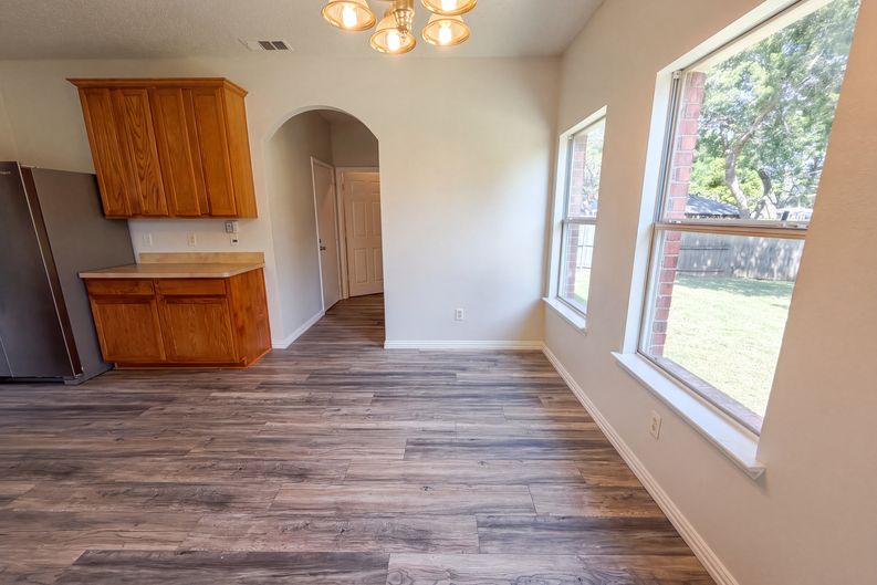 Photo 8 of 20 of 448 N Waterford Oaks Dr, Cedar Hill, TX