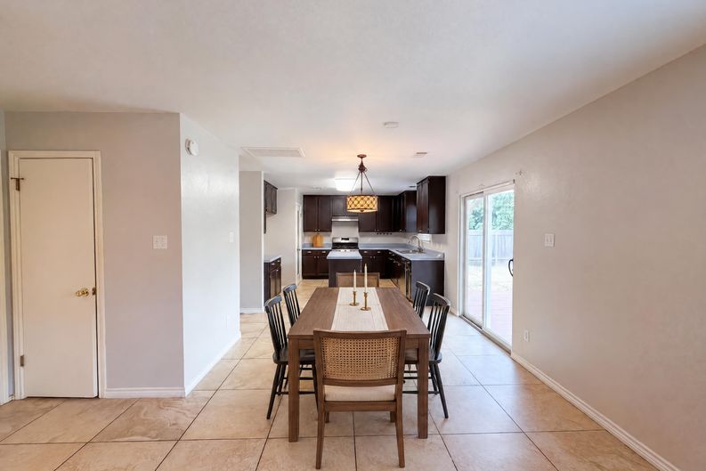 Photo 6 of 16 of 1722 Woods Blvd, Round Rock, TX