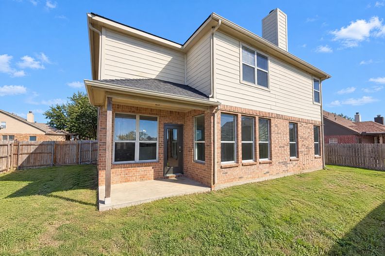 Photo 5 of 23 of 1476 Park Crest Dr, Crowley, TX