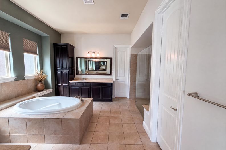 Photo 12 of 21 of 122 Bluehaw Dr, Georgetown, TX