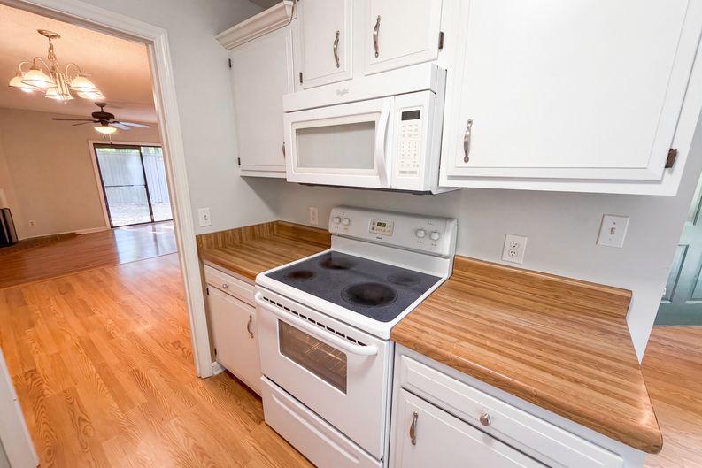 Photo 8 of 16 of 6420 English Oaks Dr, Raleigh, NC