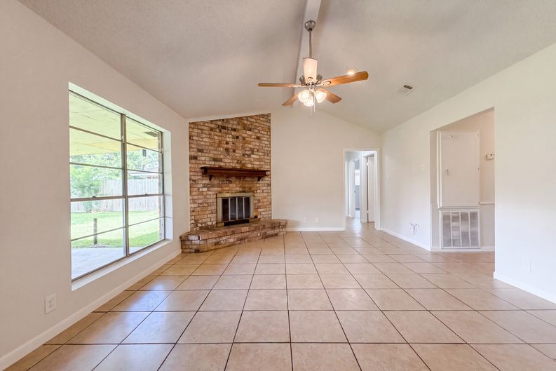 Photo 7 of 17 of 8 Sunnybrook St, Angleton, TX