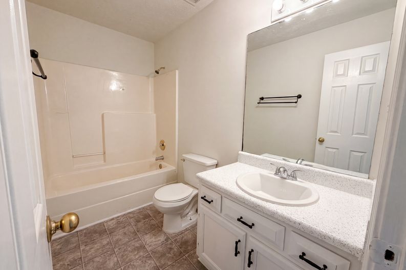 Photo 16 of 32 of 5355 Queen Ester Ct, Ellenwood, GA