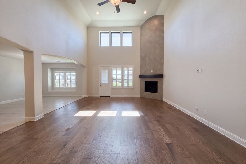 Photo 9 of 45 of 1505 Hudson Dr, Ennis, TX