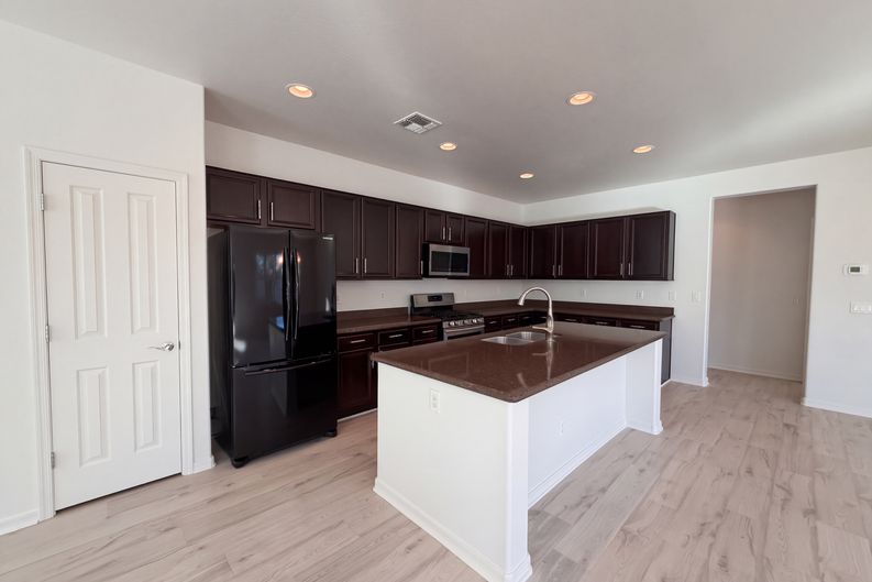 Photo 6 of 22 of 40877 W Bedford Dr, Maricopa, AZ