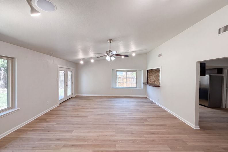 Photo 3 of 21 of 220 Grand Meadow Dr, Fort Worth, TX