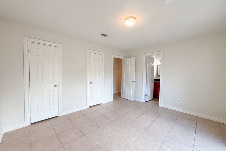 Photo 8 of 17 of 703 Midland Ct, Houston, TX