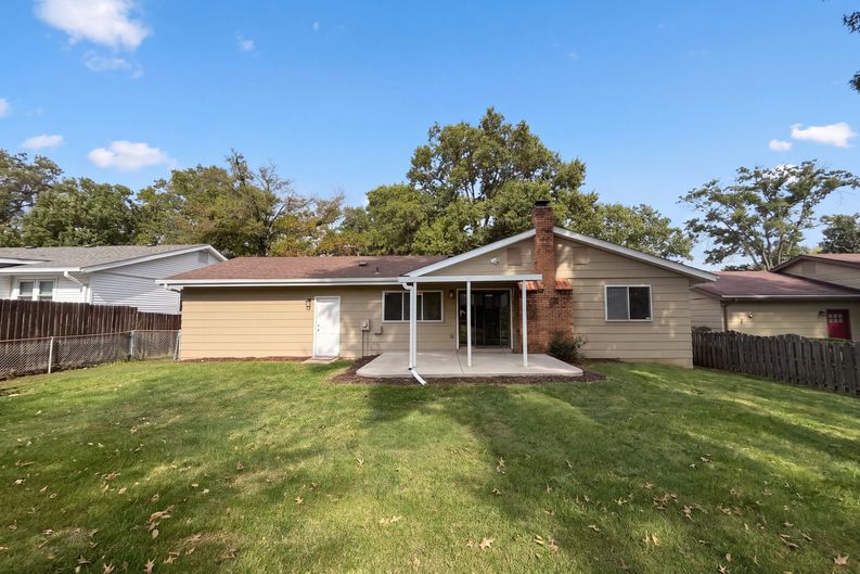 Photo 5 of 23 of 742 Foxwick Dr, Ballwin, MO