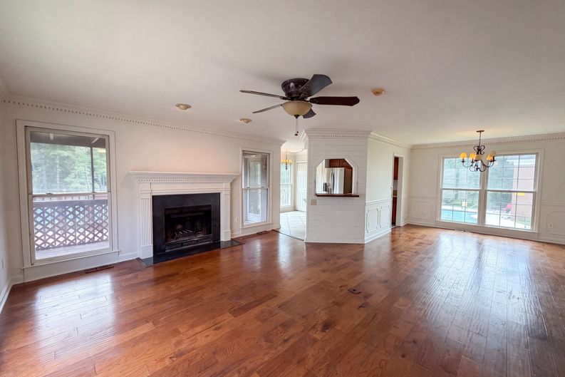 Photo 3 of 33 of 8542 Oxford Dr, Knoxville, TN