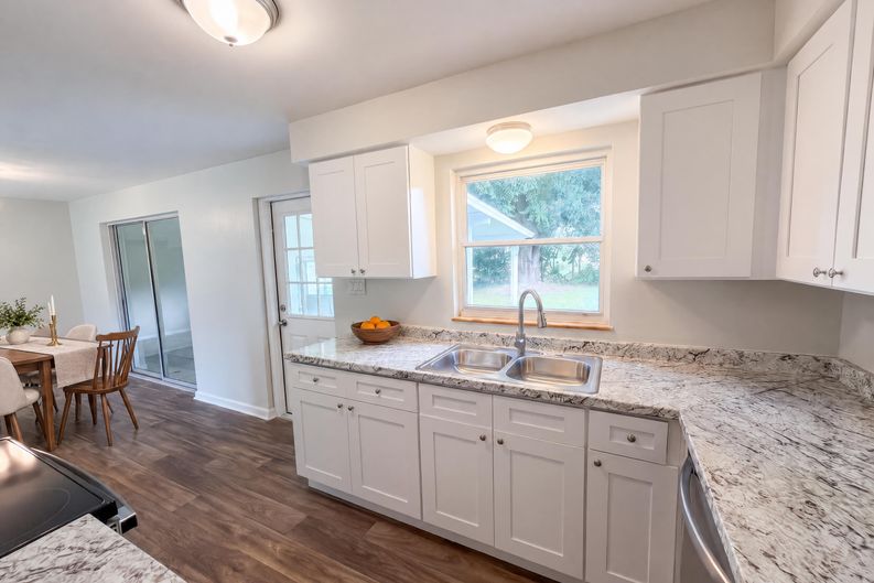 Photo 6 of 24 of 411 W Seminole Ave, Eustis, FL