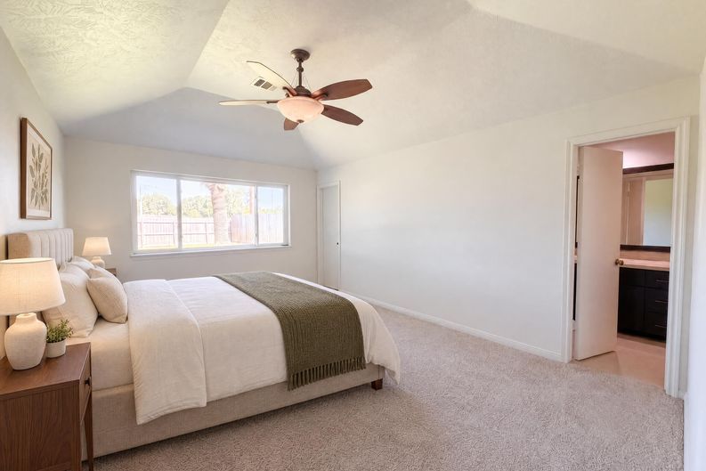 Photo 4 of 18 of 4750 Backenberry Dr, Friendswood, TX