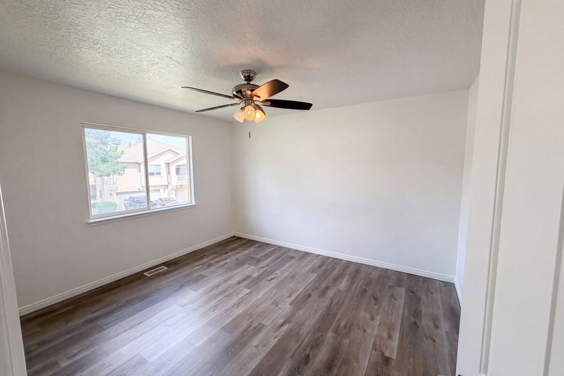 Photo 7 of 20 of 6943 W Bamburgh Way, West Valley City, UT