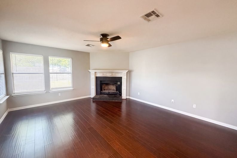 Photo 3 of 21 of 4609 Oxford Dr, Killeen, TX