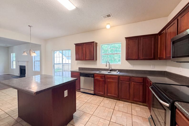 Photo 14 of 29 of 6257 Polar Fox Ct, Riverdale, GA