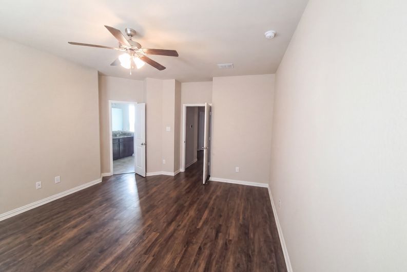 Photo 4 of 39 of 3001 Gilchrist Dr, Lorena, TX