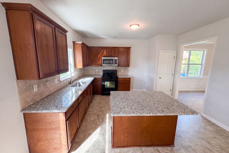 Photo 7 of 23 of 7328 Toccoa Cir, Union City, GA