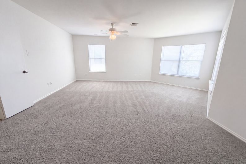 Photo 9 of 21 of 305 Edgewood Cv, Leander, TX