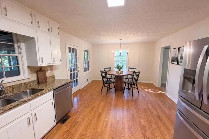 Photo 7 of 35 of 1825 Marsh Creek Dr, Lawrenceville, GA