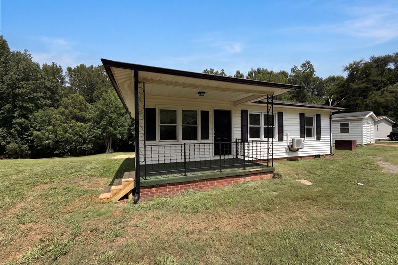 Photo 18 of 21 of 704 Morningside Dr, Mount Holly, NC